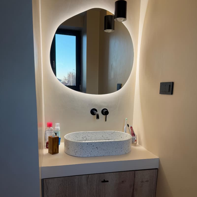 baie renovata in Mogosoaia oglinda si ghiuveta baie renovata in Mogosoaia oglinda si ghiuveta
