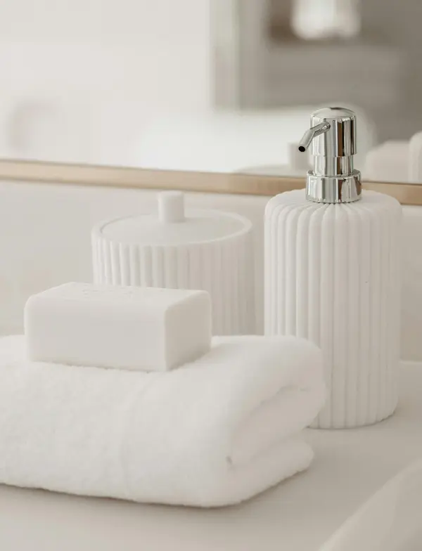 o baie modernizată alba